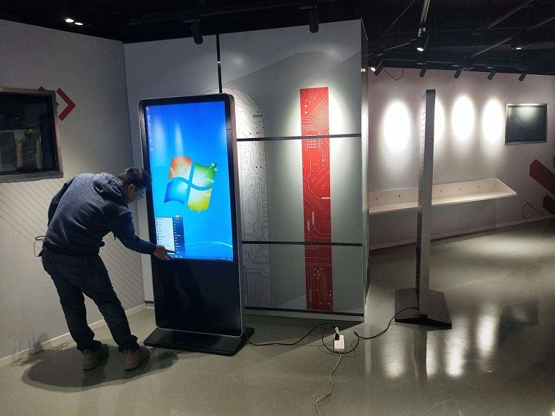 成都零零柒科技:触控广告机助力公司展厅品牌宣传 成都零零柒科技:触控广告机助力公司展厅品牌宣传