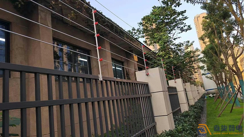 电子围栏会被风吹倒吗？