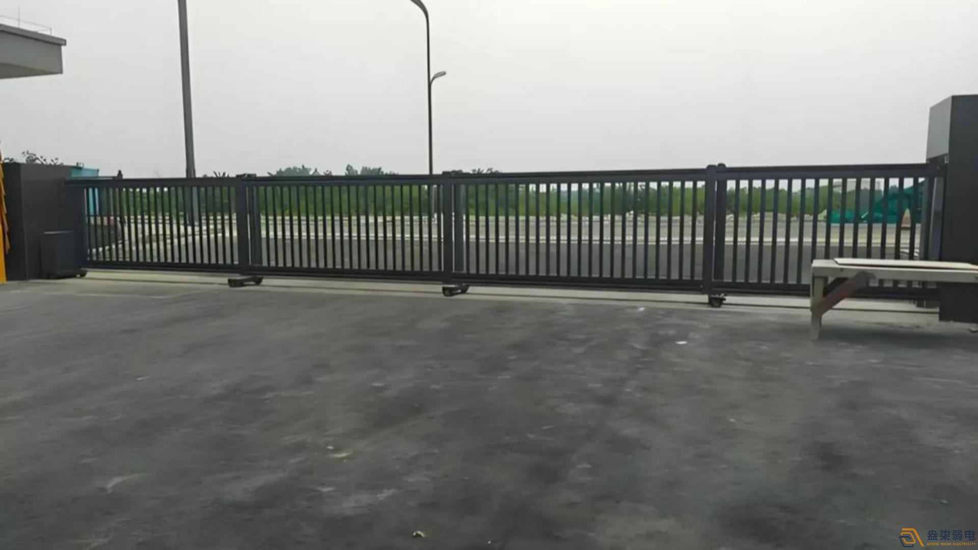 工厂伸缩门加装镃力锁的好处